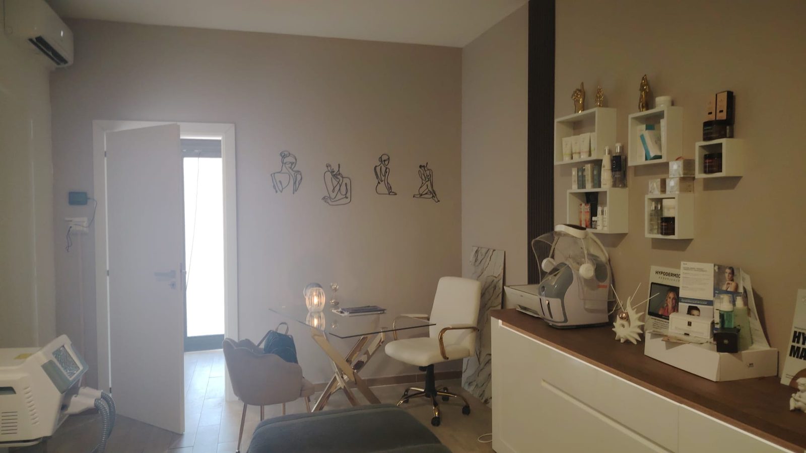 Rendering della sala per la consulenza iniziale, con scrivania in legno e marmo, due poltroncine e scaffali chiari
